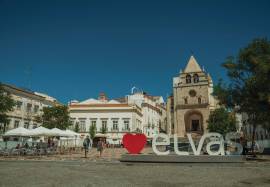 Invest in Elvas: 440m² Commercial Store in a Privileged Location.