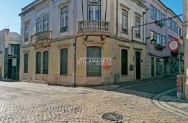 Building with ground floor and 1st floor of the bank for services located in the historic area of Santarém