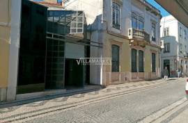 Building with ground floor and 1st floor of the bank for services located in the historic area of Santarém