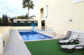 3+1 bedroom semi-detached house with pool and garage,- Patroves- Albufeira