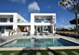 VILAMOURA - 3 BEDROOM LUXURY VILLAS - PRIVATE SWIMMING POOL - GARDENS