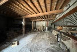 Former Stable Converted Into A Loft With Adjoining Garden