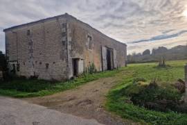 Barn In Need of Development and Renovation