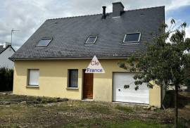 Modern Detached House with Outbuilding