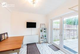 3 bedroom, Semi-detached house for sale