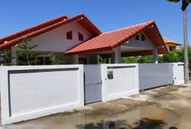 Cosy 2 bed 2 bath Bungalow with shared swimming pool 5 mins to Kamala Beach