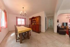 8 room, 250m2 Villa for sale in Lespignan - 550 000 € *