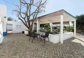 Vila Nova de Cacela, property with a main house, annex, pool, and superb garden.