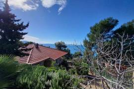 ISOLA DI CHERSO - Casa con vista mare e due appartamenti