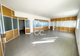 Office with 216m2 available for rent.