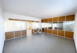 Office with 216m2 available for rent.
