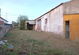 House with 201m2 to restore on a plot of 441m2 - 1h from Lisbon