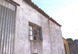 House with 201m2 to restore on a plot of 441m2 - 1h from Lisbon