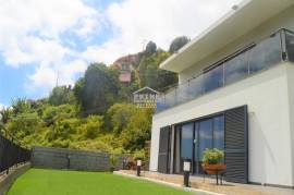 Three bedroom modern home for sale in Funchal