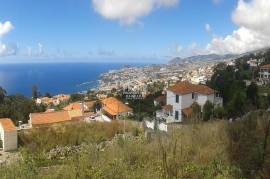 Urban plot of land located on the outskirts of Funchal.