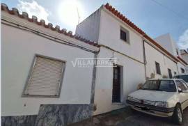 Terraced house V1 +1 from Banca with a small patio located in Moura, Alentejo