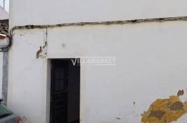 Terraced house V1 +1 from Banca with a small patio located in Moura, Alentejo