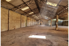 Warehouse with bank patio located in Vilarinho do Bairro, Anadia.