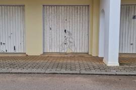 Spacious garage in Portimão