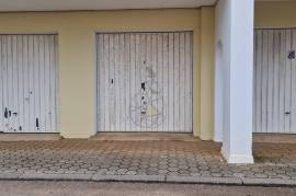 Spacious garage in Portimão