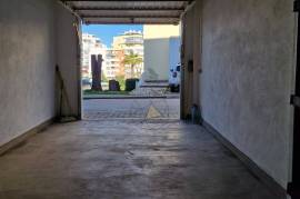 Spacious garage in Portimão