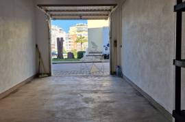 Spacious garage in Portimão