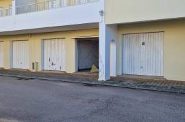 Spacious garage in Portimão