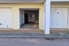 Spacious garage in Portimão