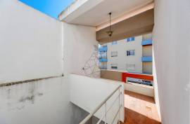 3 bedroom villa with garage for sale in the center of Portimão