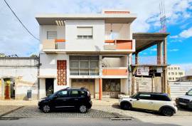 3 bedroom villa with garage for sale in the center of Portimão