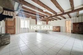 Detached Country House with Outbuilding and Open View