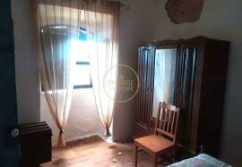 Single storey house to remodel with more than 8500m2