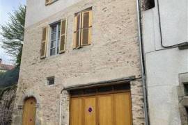 Renovated stone building comprising 3 rented accommodations
