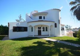 4 Bedroom villa with tennis court and pool, large plot