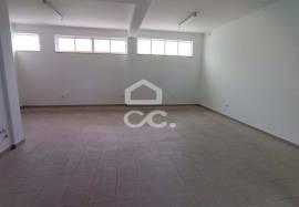 Shop with 140m2 of area in the central area of the city.