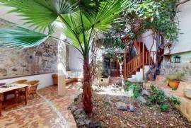 Encantadora casa con un tranquilo patio en el corazón del popular barrio de La Isleta