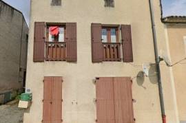 Cancon. Building composed of two apartments rented 350Euro for a T2 of 62m2 and 400Euro for a T3 of 81m2. Rented for 9,000 Euro per year, the building displays a gross profitability of 9.1%. Located in the heart of a village with all the amenities...