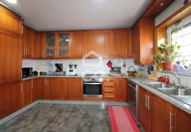 Semi-new 3-bedroom house just two minutes from the city center.