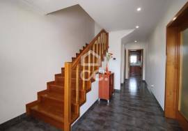Semi-new 3-bedroom house just two minutes from the city center.