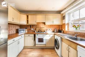 3 bedroom, Detached house for sale
