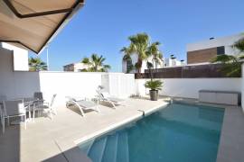 MODERNE VILLA MET 4 SLAAPKAMERS EN ZWEMBAD IN LA FINCA GOLF RESORT