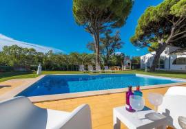 WINTER RENTALS - OUTUBRO24 TO APRIL2 Luxury 4 Bedroom Villa, Pool, Garden, Barbecue - in Quarteira