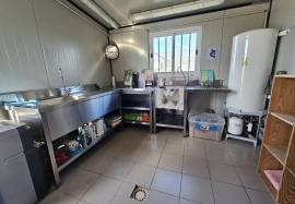 Belle propriete en pierre renovee avec dependances, piscine et entreprise de pension animale.