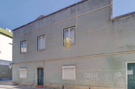 Building situated in the Centre of Vila Real de Santo António, consisting of 6 fractions to retrieve.