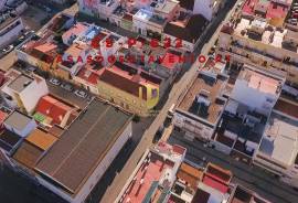 Building situated in the Centre of Vila Real de Santo António, consisting of 6 fractions to retrieve.