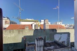 Building situated in the Centre of Vila Real de Santo António, consisting of 6 fractions to retrieve.