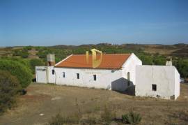 Land with 385.000 m2 and 140m2 of house with 5 bedrooms, living room, WC and garage, pines and dam. Located in the municipality of Castro Marim, in the place of Vale das Zorras.