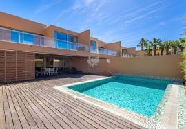 Modern 2 bedroom villas with pools and parking - near Albufeira