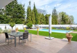 4 bedroom semi-detached villa with private pool, near Albufeira