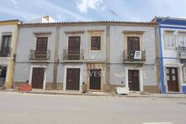 Splendid Building in the historic area of Tavira consisting of a 4-Bedrooms House + 3 Properties with independent access